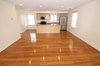 76 Seaver St, Unit 2 in Boston, MA - Foto de edificio - Building Photo