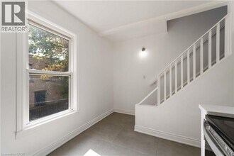 934 Barton St E in Hamilton, ON - Building Photo - Building Photo