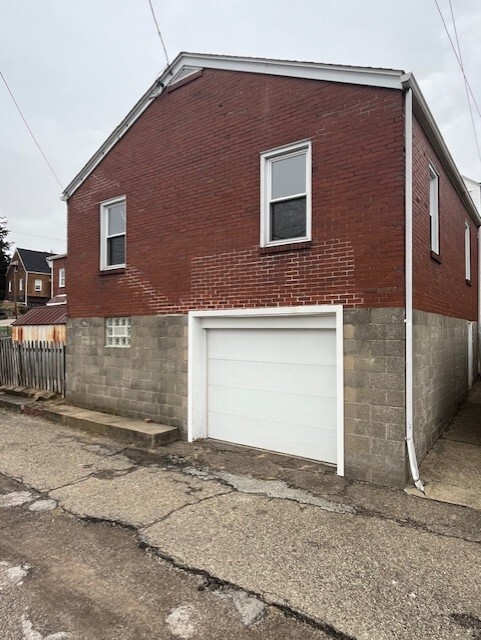 2025 1/2 Victoria Ave, Unit Garage apartment in Arnold, PA - Building Photo - Building Photo