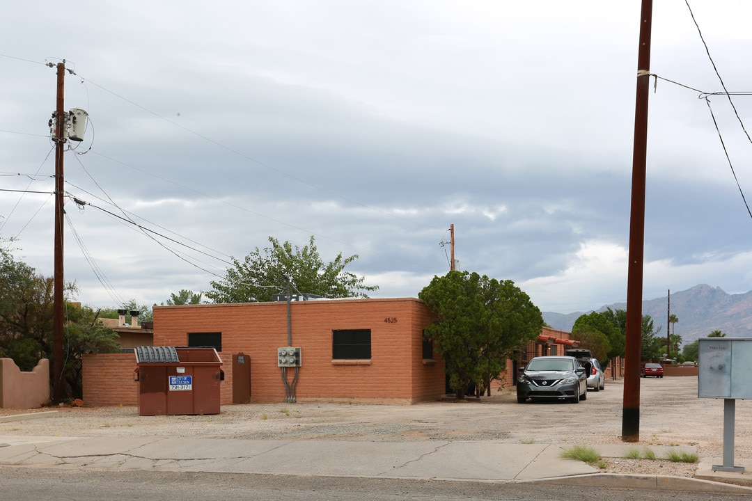 4525 E Belvedere Ave in Tucson, AZ - Foto de edificio