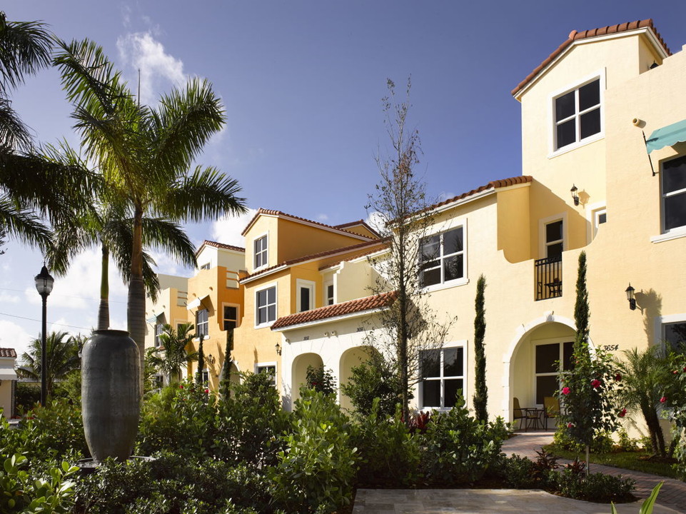 Centra Falls in Pembroke Pines, FL - Foto de edificio