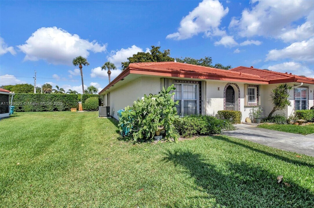1472 SW 26th Ave in Boynton Beach, FL - Foto de edificio