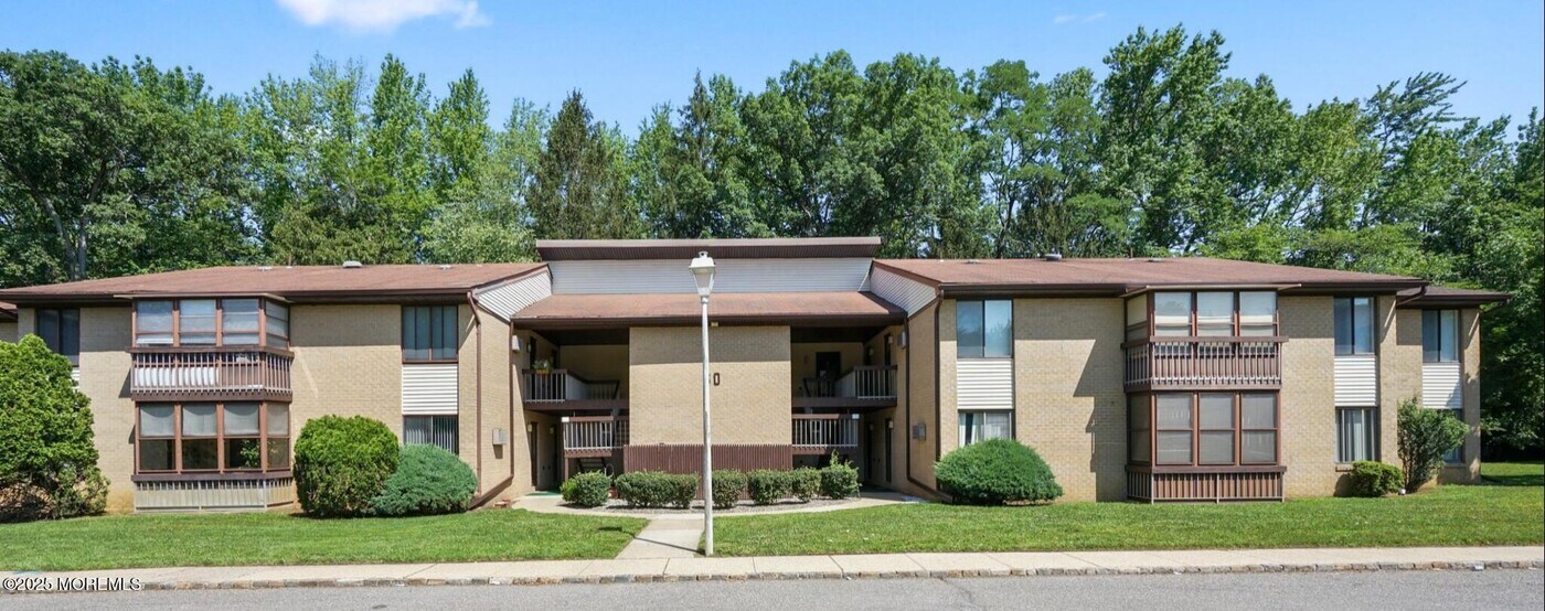 60 Amberly Dr in Englishtown, NJ - Building Photo