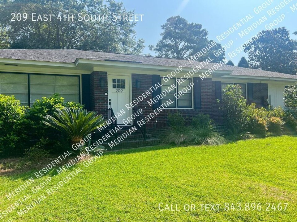 209 E 4th S St in Summerville, SC - Foto de edificio