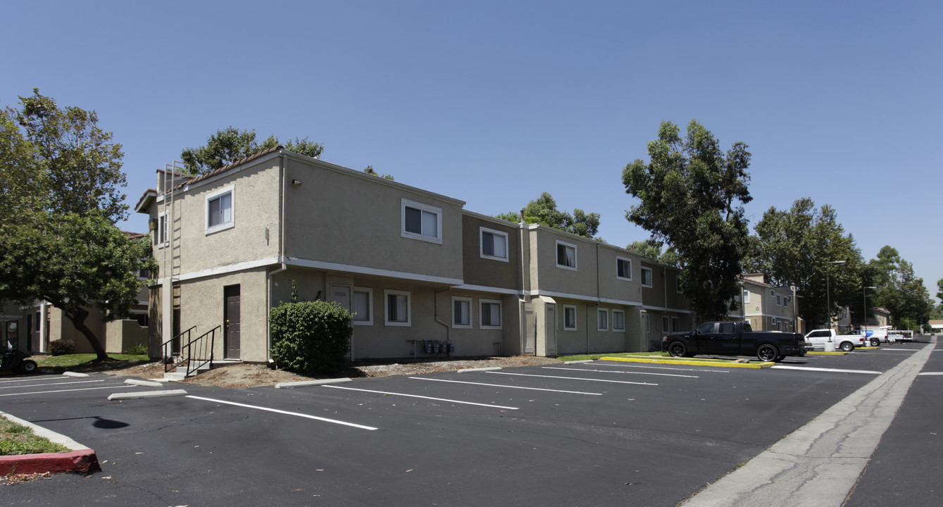 Arrow West in Fontana, CA - Foto de edificio