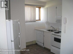 21 Berkeley Pl W in Lethbridge, AB - Building Photo - Building Photo