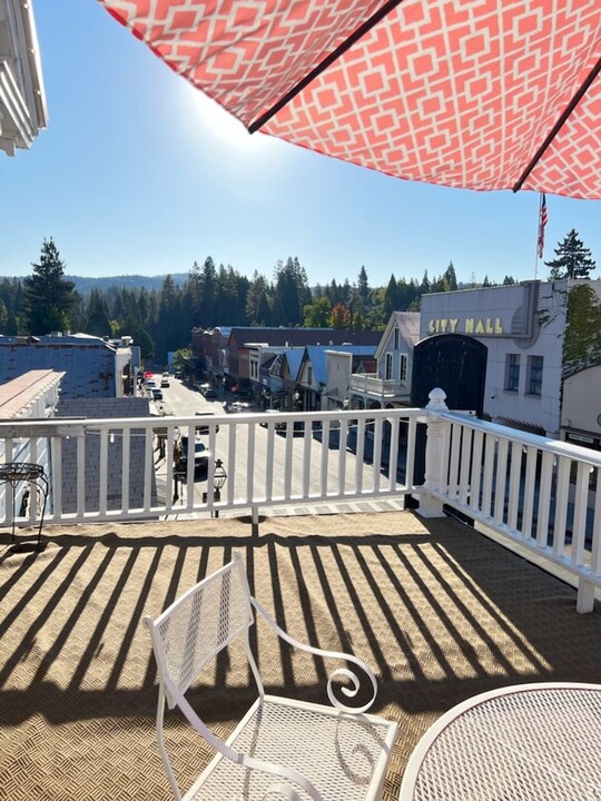 408 Broad St in Nevada City, CA - Foto de edificio