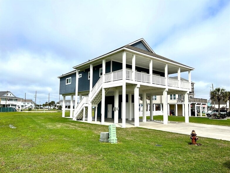 25024 Sausalito Dr, Unit #5 in Galveston, TX - Building Photo