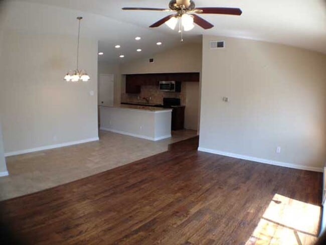 3612 Hanover Ln in Irving, TX - Foto de edificio - Building Photo
