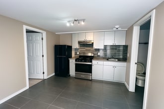 660 Railroad Ave, Unit 660 in South San Francisco, CA - Foto de edificio - Building Photo