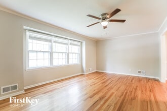 9827 Mission Rd in Overland Park, KS - Foto de edificio - Building Photo