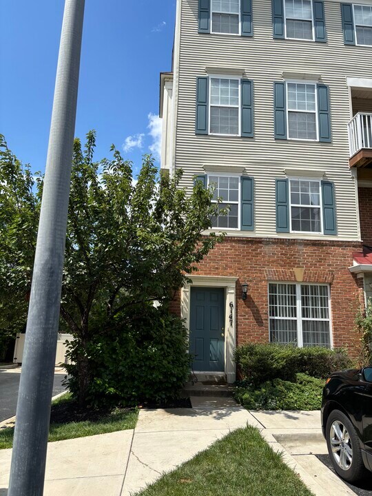 6147 Stonehenge Pl in North Bethesda, MD - Building Photo