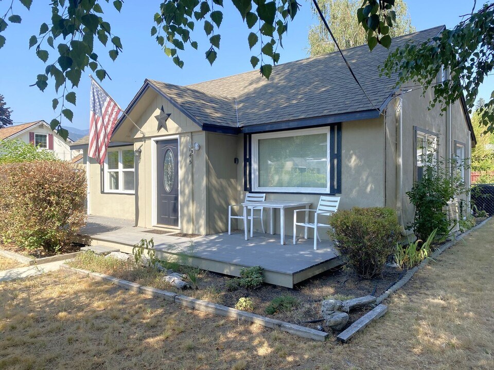 145 N Harris Ave in Manson, WA - Building Photo