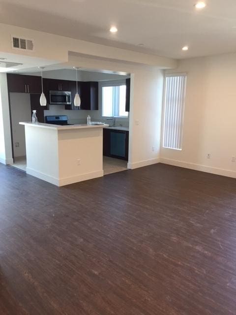 14724 Erwin St in Van Nuys, CA - Foto de edificio - Building Photo