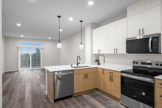 15613 Admiralty Way in Lynnwood, WA - Building Photo - Building Photo