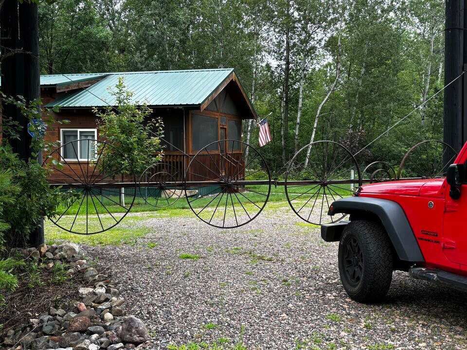 2819 Erin Ln in Birchwood, WI - Foto de edificio