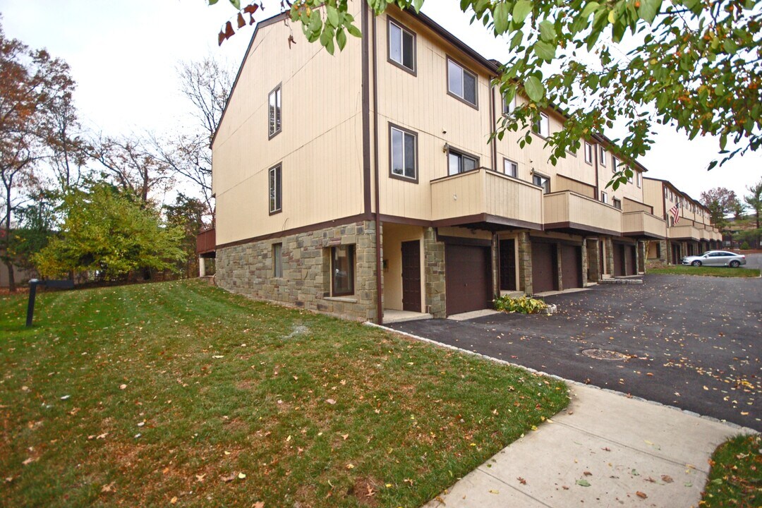 56 Chelsea Way in Bridgewater, NJ - Building Photo