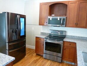 31 Woodbine St, Unit #2 in Auburndale, MA - Foto de edificio - Building Photo