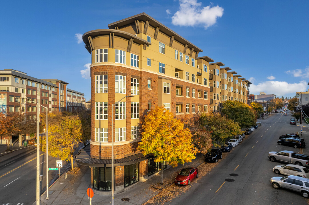 Canal Station in Seattle, WA - Foto de edificio