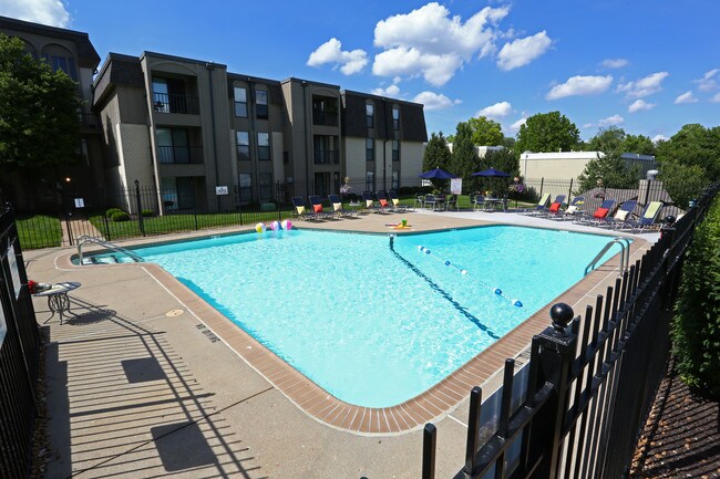 Chesterfield Place Apartments in Chesterfield, MO - Building Photo - Building Photo