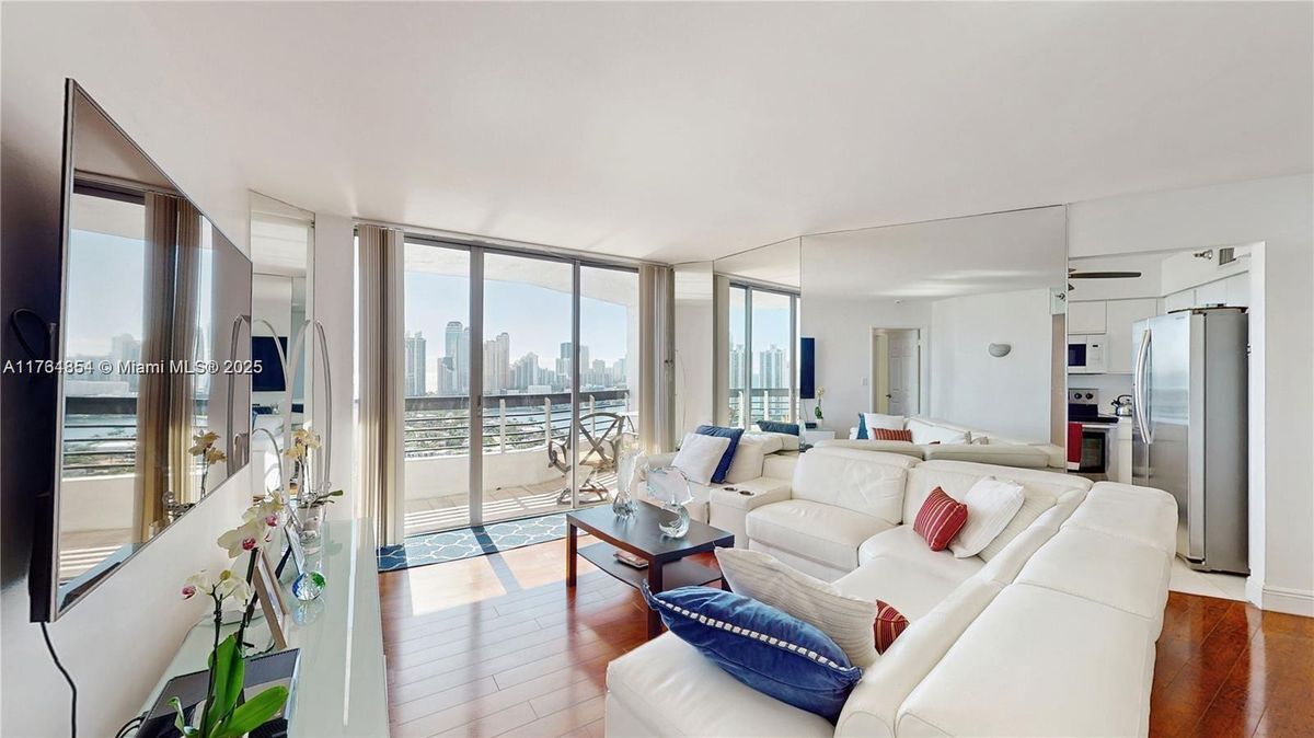 19195 NE 36th Pl in Aventura, FL - Building Photo