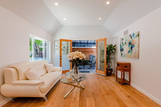 4050 Davana Rd in Sherman Oaks, CA - Building Photo - Interior Photo