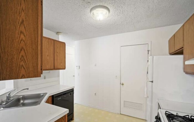 363 Sunshine Ct in Englishtown, NJ - Building Photo - Building Photo