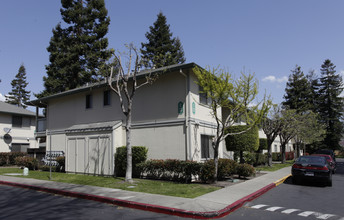 Amberwood Garden Apartments in Hayward, CA - Foto de edificio - Building Photo