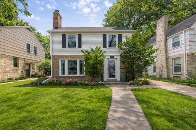 property at 908 E Hampton Rd