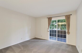 520 Canyon Oaks Dr, Unit #A in Oakland, CA - Building Photo - Building Photo