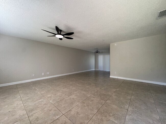 301 Cavanah Dr in Daytona Beach, FL - Building Photo - Building Photo