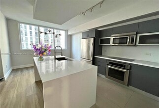 253 NE 2nd St in Miami, FL - Building Photo - Building Photo