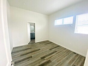 2409 1/2 Ridgeley Dr in Los Angeles, CA - Foto de edificio - Building Photo