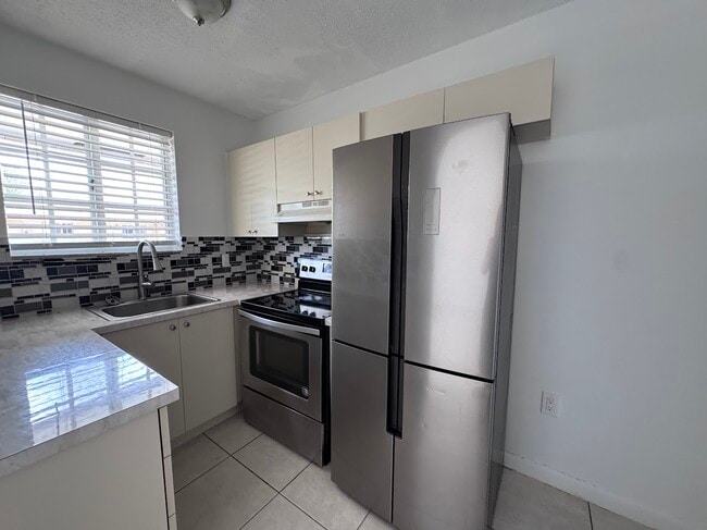 10825 SW 86th St, Unit 5 in Miami, FL - Building Photo - Building Photo