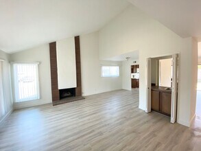 6009 E La Paz Cir in Anaheim, CA - Foto de edificio - Building Photo