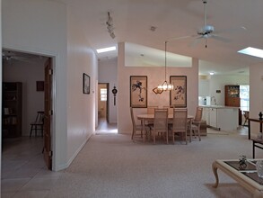806 8th Ave in New Smyrna Beach, FL - Foto de edificio - Building Photo