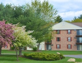 Oak Creek Apartments in Concord, NH - Foto de edificio - Building Photo