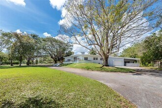 6205 SW 108th St in Pinecrest, FL - Foto de edificio - Building Photo