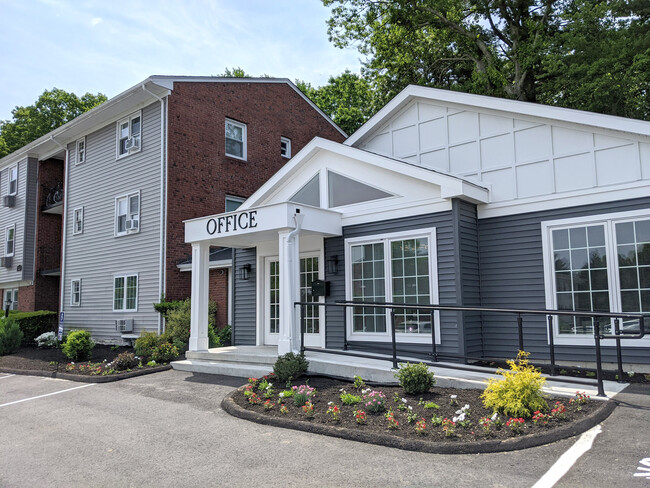 Colonial Townhouse Apartments