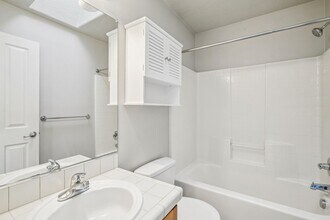 768 NE 70th Ave in Hillsboro, OR - Building Photo - Building Photo