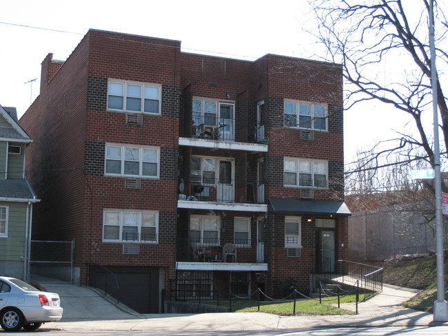 8582 Eliot Ave in Rego Park, NY - Foto de edificio - Building Photo