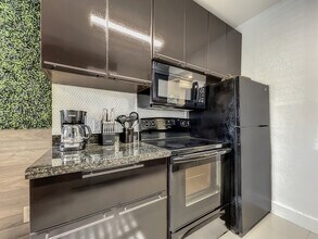 2724 SW 36th Ave, Unit D in Miami, FL - Foto de edificio - Building Photo