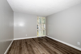 Riverfront Apartments in Sacramento, CA - Building Photo - Interior Photo