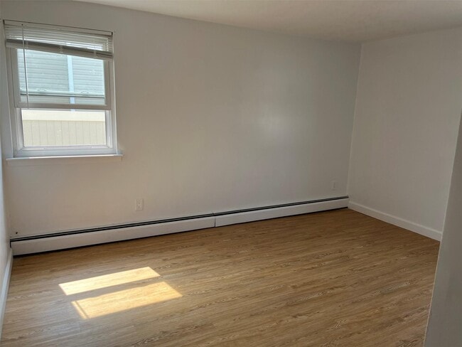 117 Evergreen Ave in Bethpage, NY - Foto de edificio - Building Photo