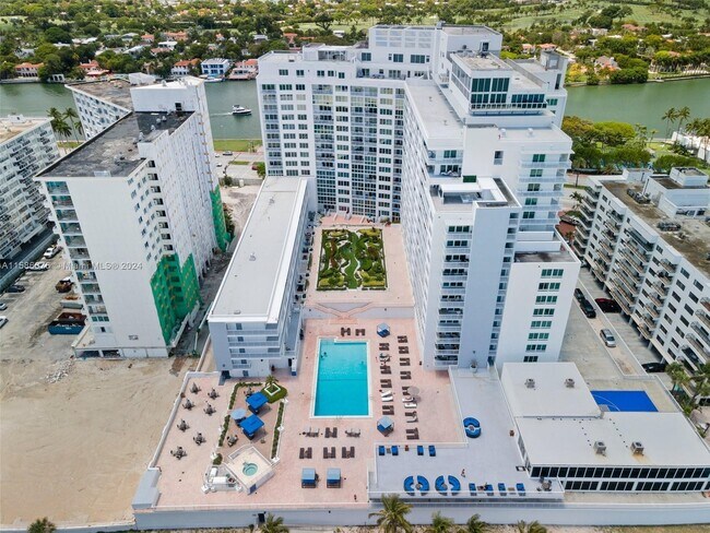 5401 Collins Ave, Unit 1226 in Miami, FL - Building Photo - Building Photo