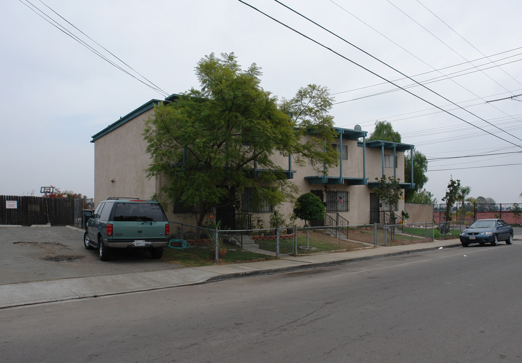 2305 Modesto St in San Diego, CA - Foto de edificio