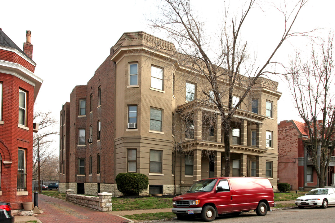 119 W Burnett Ave in Louisville, KY - Building Photo