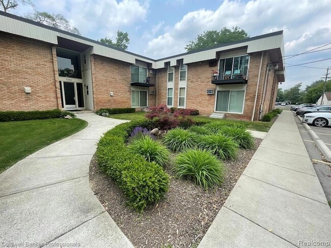 4200 Rochester Rd, Unit 206 in Royal Oak, MI - Foto de edificio - Building Photo