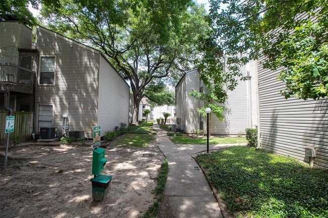 9707 Richmond Ave. in Houston, TX - Building Photo - Building Photo