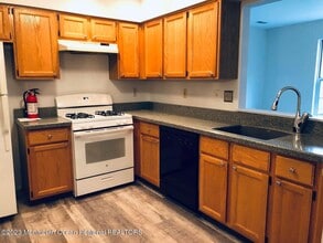 9 Hancock Ln in Englishtown, NJ - Building Photo - Building Photo